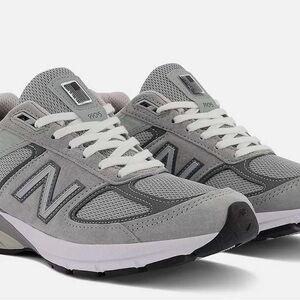 New Balance Women’s Light Gray Sneakers 990V5